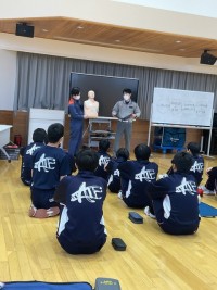 真剣に聞く生徒たち