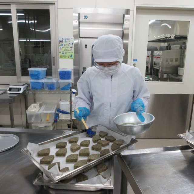 戻した凍み餅に軽く油をまぶす