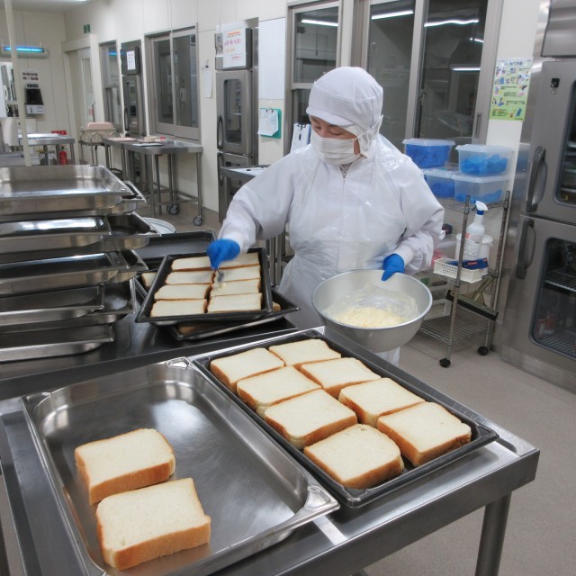 パンにシュガークリームを塗ります。